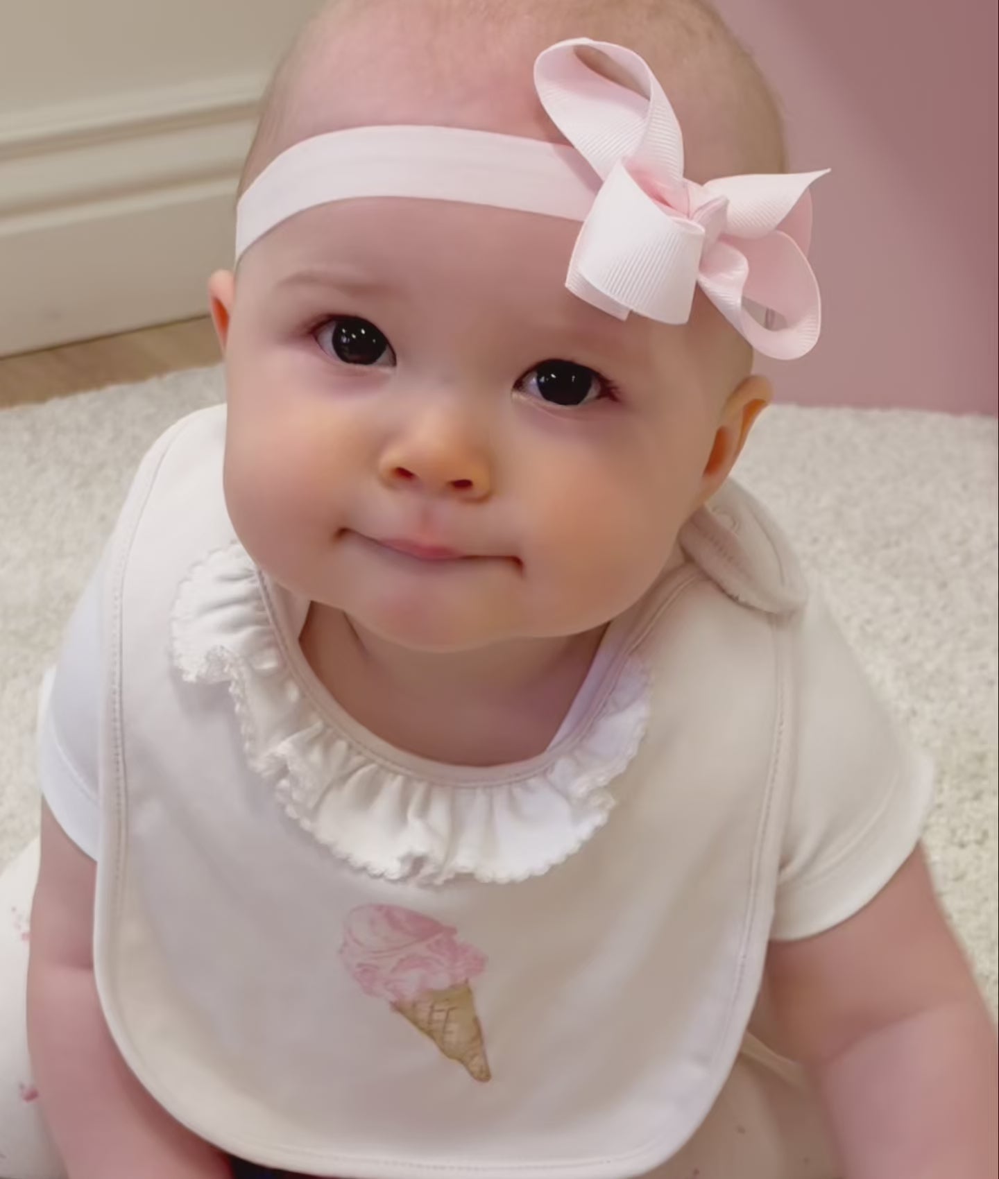 Śliniak z falbanką w kształcie lodów